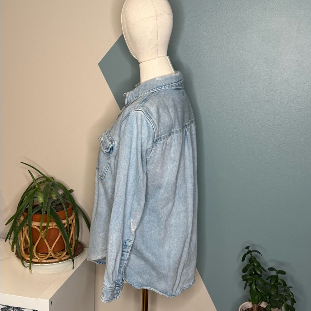 Levi’s Distressed Light Wash Denim Button Down Shirt 100% Cotton Women’s Medium - Picture 3 of 11